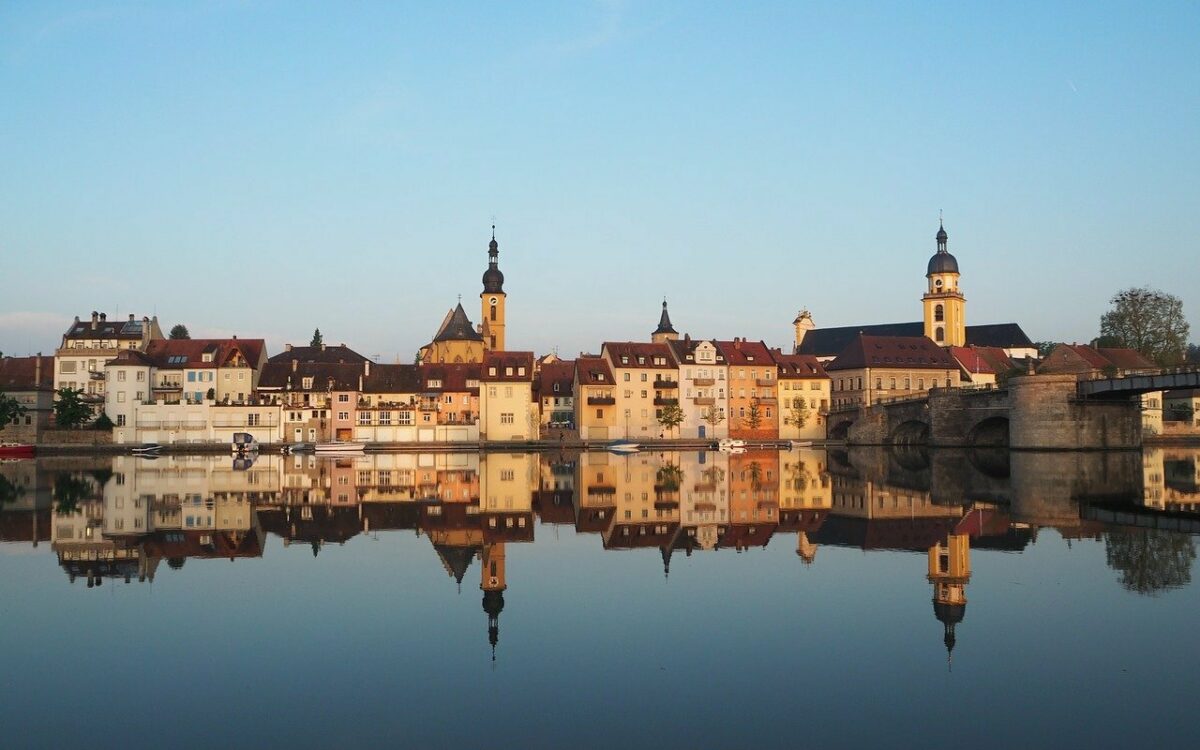 Die Stadt Kitzingen spiegelt sich im Main Die Stadt Kitzingen spiegelt sich im Main